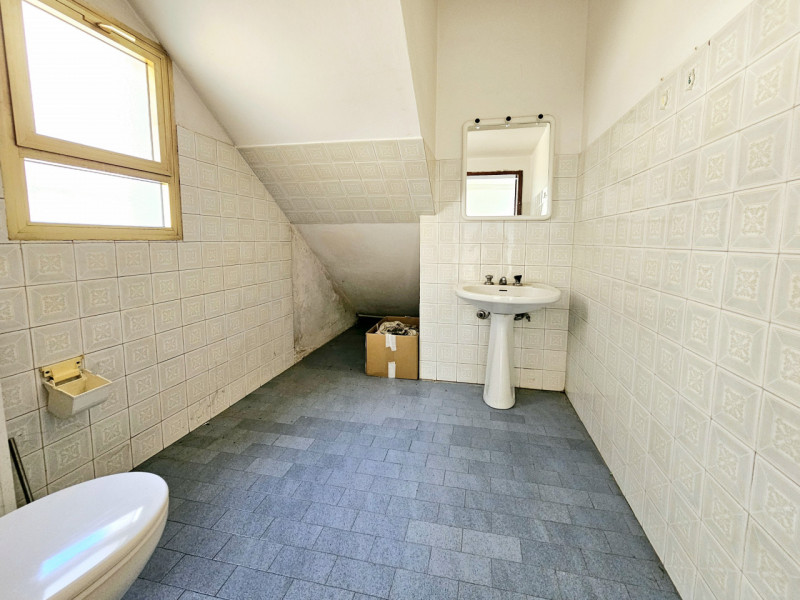 A Casale di Scodosia, proponiamo in vendita un ampio locale commerciale con parcheggi sul fronte....