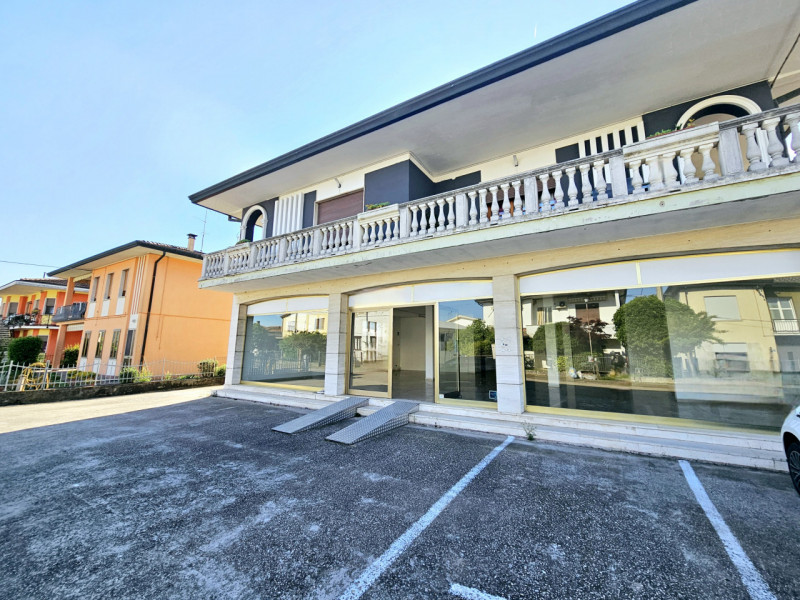 A Casale di Scodosia, proponiamo in vendita un ampio locale commerciale con parcheggi sul fronte....