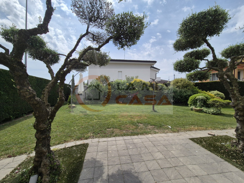 LEGNARO - Abitazione semindipendente disposta interamente al piano terra. Dispone di zona giorno,...