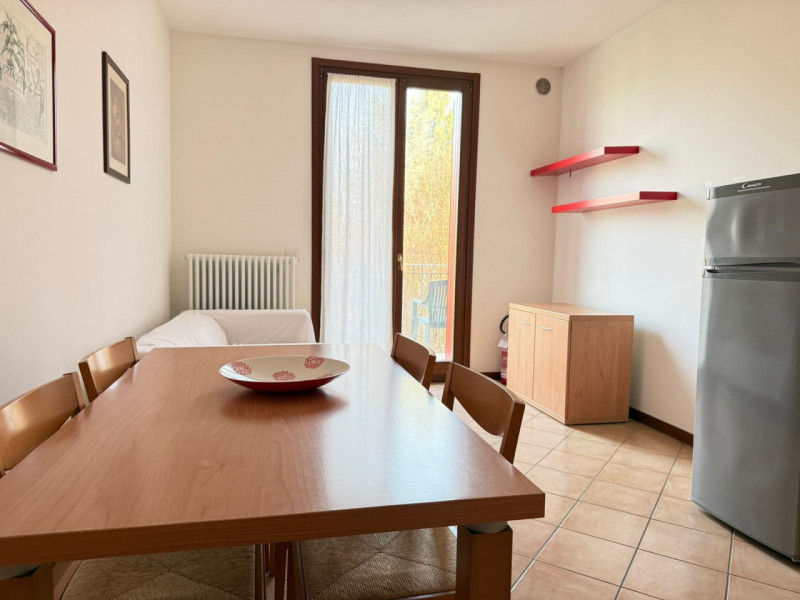 Scopri questo incantevole appartamento bilocale situato nella tranquilla zona di Camino, nel comu...