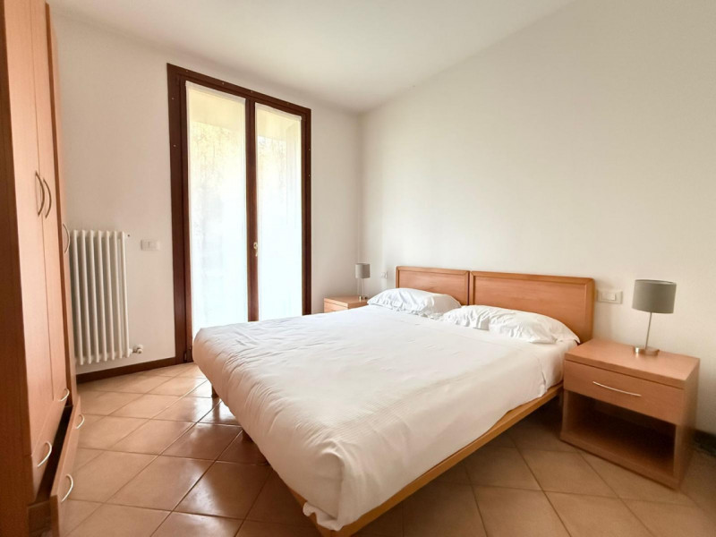 Scopri questo incantevole appartamento bilocale situato nella tranquilla zona di Camino, nel comu...