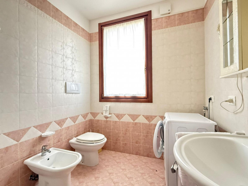Scopri questo incantevole appartamento bilocale situato nella tranquilla zona di Camino, nel comu...