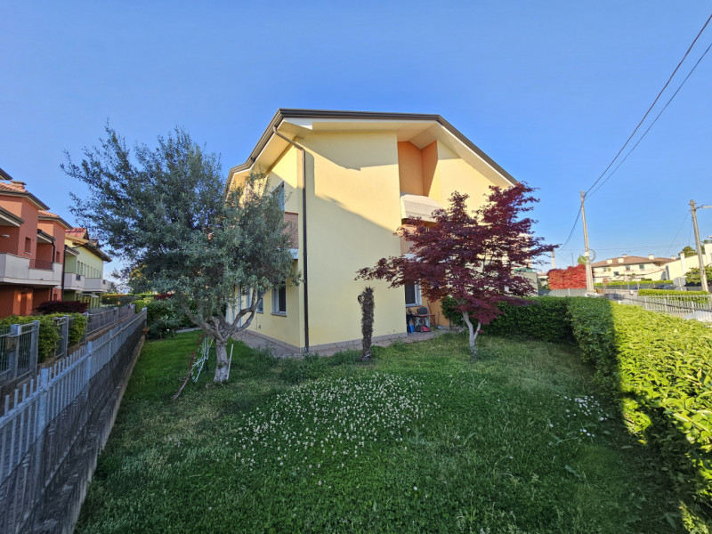 Proponiamo in affitto, ad Ospedaletto Euganeo, comodo appartamento al piano terra, con giardino e...