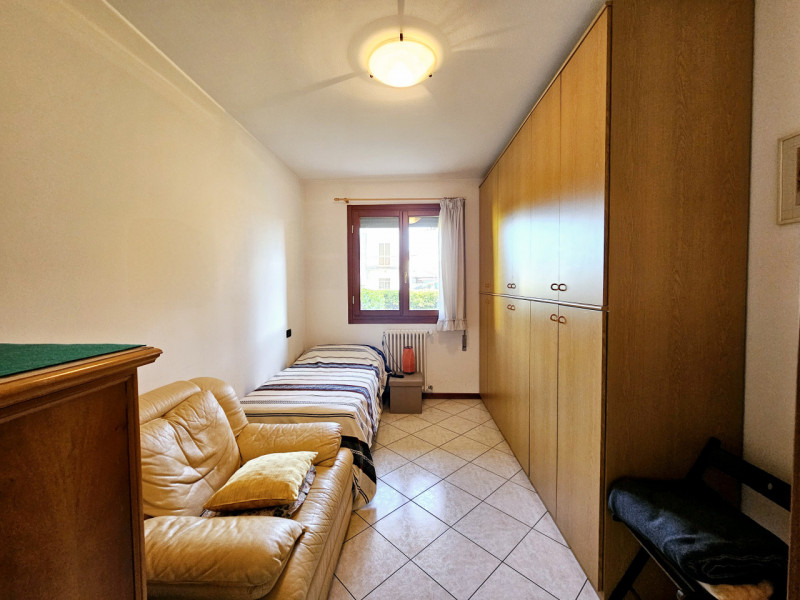 Proponiamo in affitto, ad Ospedaletto Euganeo, comodo appartamento al piano terra, con giardino e...