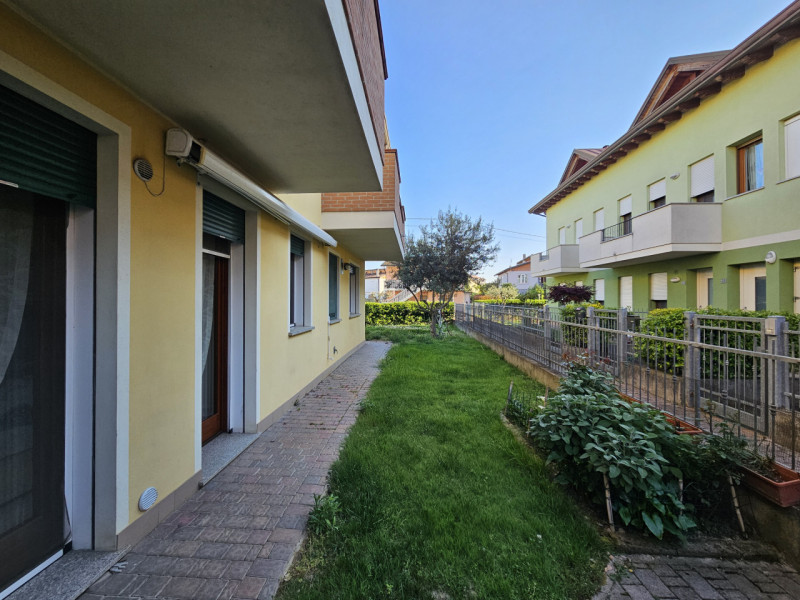Proponiamo in affitto, ad Ospedaletto Euganeo, comodo appartamento al piano terra, con giardino e...