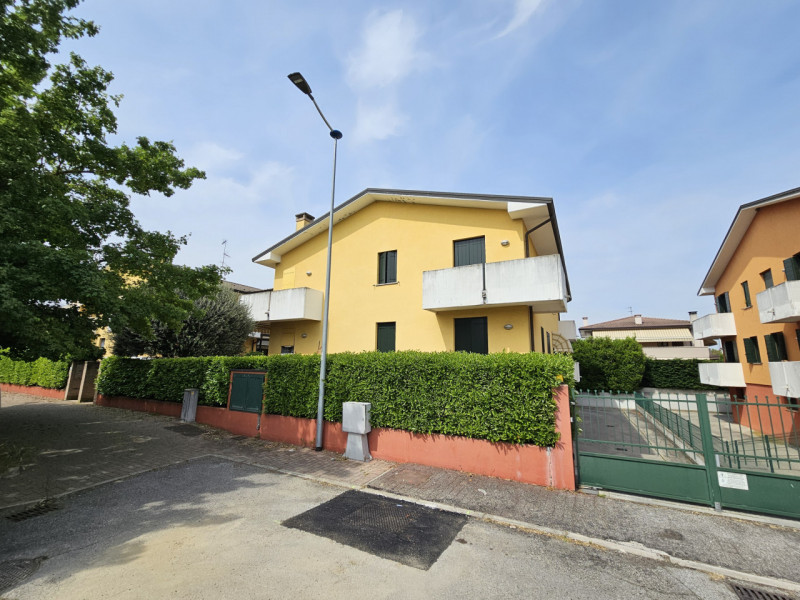 Proponiamo in vendita a Sant'Elena, località Deserto, appartamento al piano terra, in un tranquil...