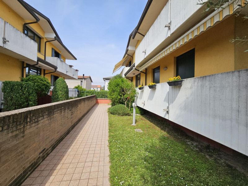 Proponiamo in vendita a Sant'Elena, località Deserto, appartamento al piano terra, in un tranquil...