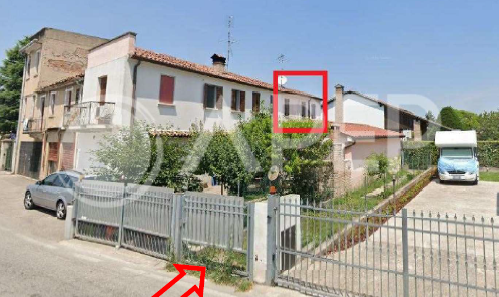 Appartamento su due piani in via Rena, proposto all'asta: soluzione da ristrutturare con cortile ...