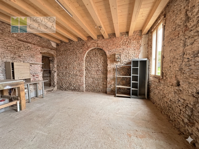 In contesto residenziale, centro città, al contempo molto tranquilla, ci pregiamo di proporre in ...