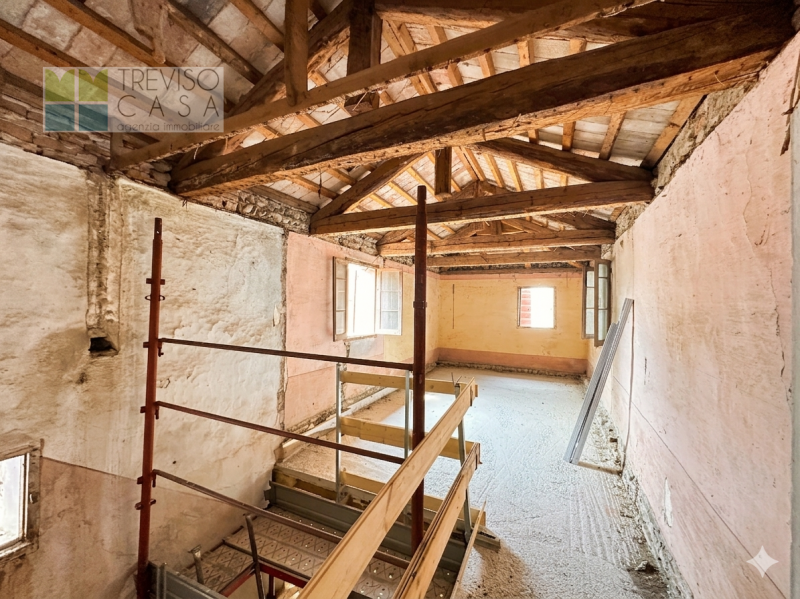 In contesto residenziale, centro città, al contempo molto tranquilla, ci pregiamo di proporre in ...