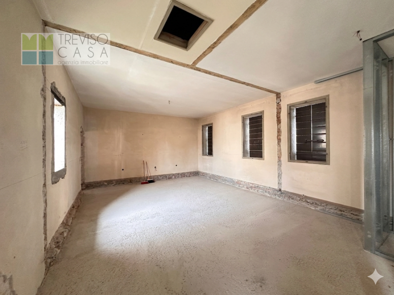 In contesto residenziale, centro città, al contempo molto tranquilla, ci pregiamo di proporre in ...