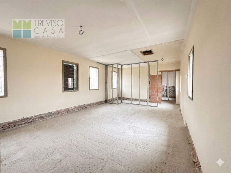 In contesto residenziale, centro città, al contempo molto tranquilla, ci pregiamo di proporre in ...