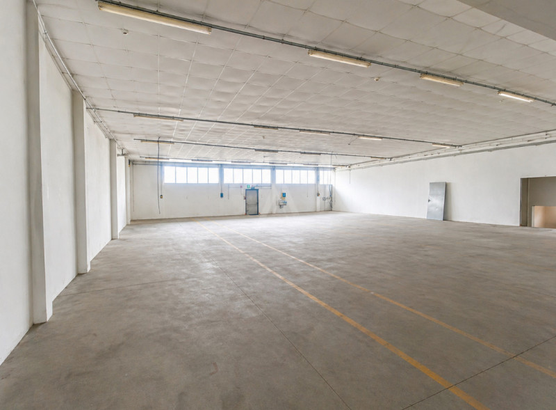 Capannone industriale di 4.000mq, ideale per attività logistiche o produttive, situato in posizio...
