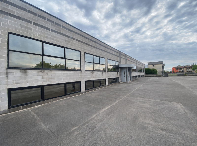 Capannone industriale di 4.000mq, ideale per attività logistiche o produttive, situato in posizio...