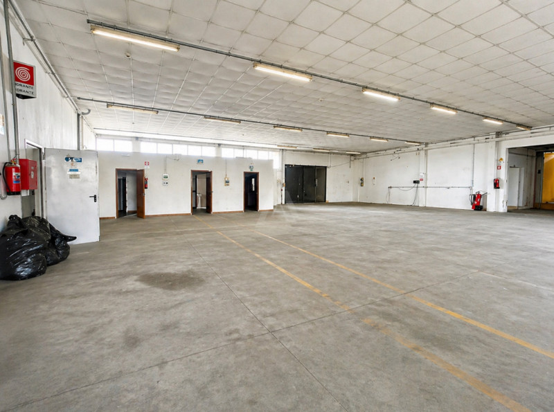 Capannone industriale di 4.000mq, ideale per attività logistiche o produttive, situato in posizio...