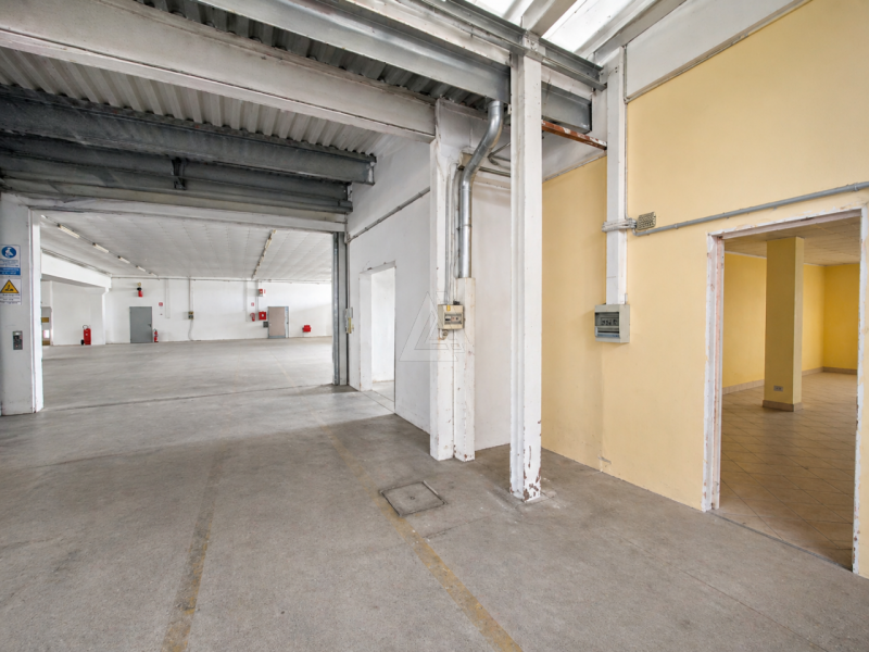 Capannone industriale di 4.000mq, ideale per attività logistiche o produttive, situato in posizio...