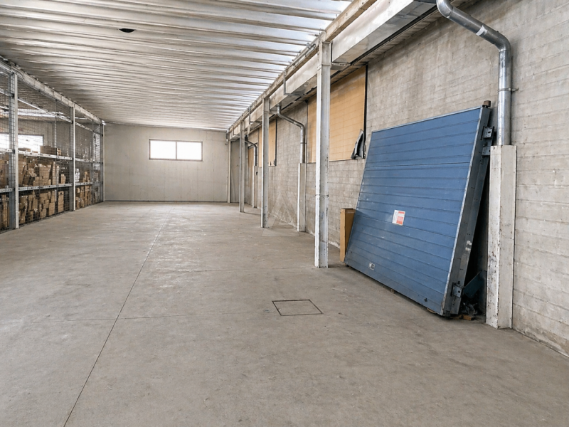 Capannone industriale di 4.000mq, ideale per attività logistiche o produttive, situato in posizio...