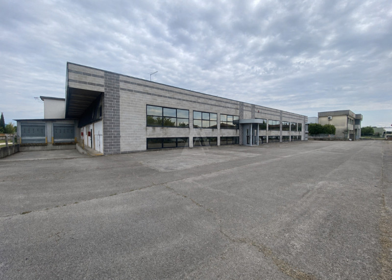 Capannone industriale di 4.000mq, ideale per attività logistiche o produttive, situato in posizio...