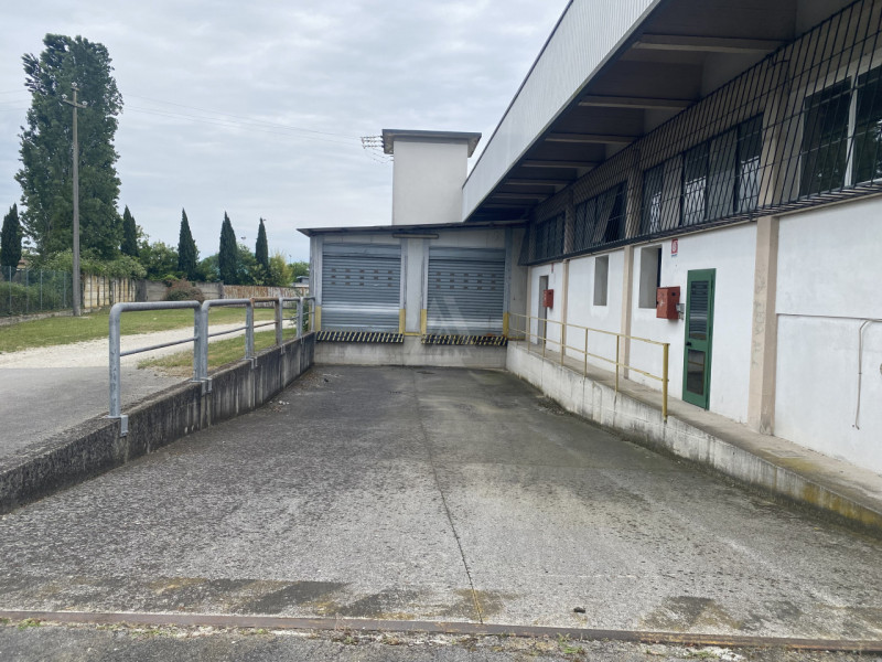 Capannone industriale di 4.000mq, ideale per attività logistiche o produttive, situato in posizio...