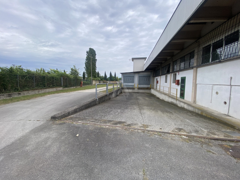Capannone industriale di 4.000mq, ideale per attività logistiche o produttive, situato in posizio...
