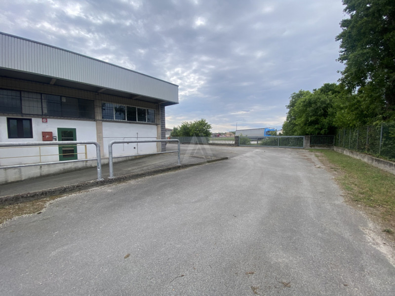 Capannone industriale di 4.000mq, ideale per attività logistiche o produttive, situato in posizio...