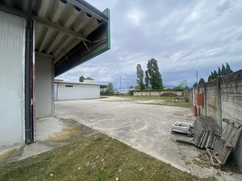 Capannone industriale di 4.000mq, ideale per attività logistiche o produttive, situato in posizio...