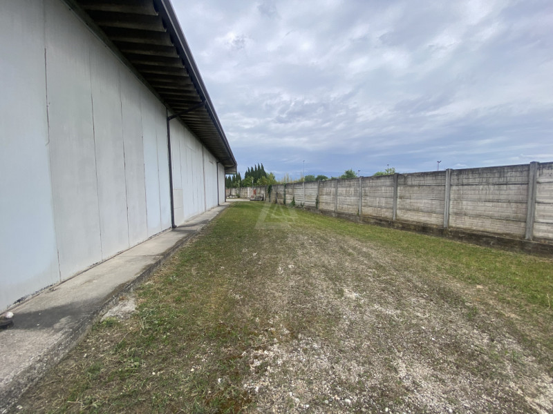 Capannone industriale di 4.000mq, ideale per attività logistiche o produttive, situato in posizio...