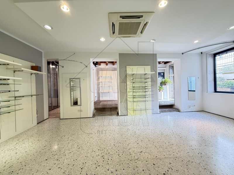 Scopri questa straordinaria opportunità di investimento situata nel centro storico di Monselice. ...