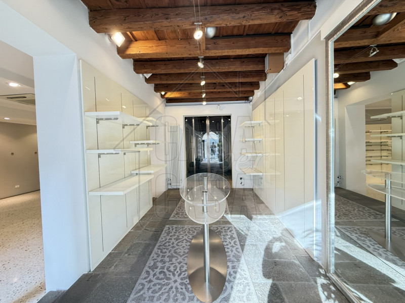 Scopri questa straordinaria opportunità di investimento situata nel centro storico di Monselice. ...