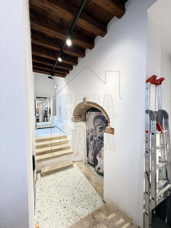 Scopri questa straordinaria opportunità di investimento situata nel centro storico di Monselice. ...