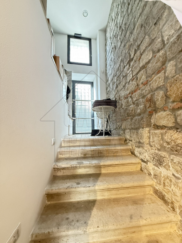 Scopri questa straordinaria opportunità di investimento situata nel centro storico di Monselice. ...