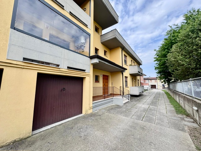 Scopri l'opportunità di vivere in un'incantevole abitazione situata nel pieno centro di Masi, in ...