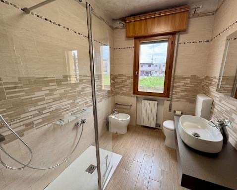 Scopri l'opportunità di vivere in un'incantevole abitazione situata nel pieno centro di Masi, in ...