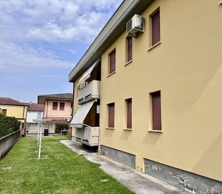 Scopri l'opportunità di vivere in un'incantevole abitazione situata nel pieno centro di Masi, in ...