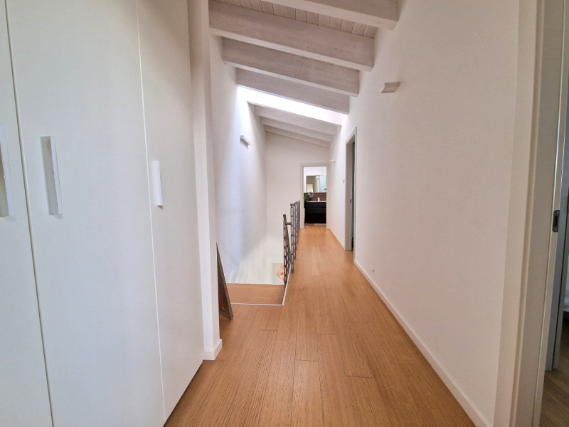 A Vigonza, in una posizione comoda ai principali servizi e ben collegata a Padova, proponiamo un ...