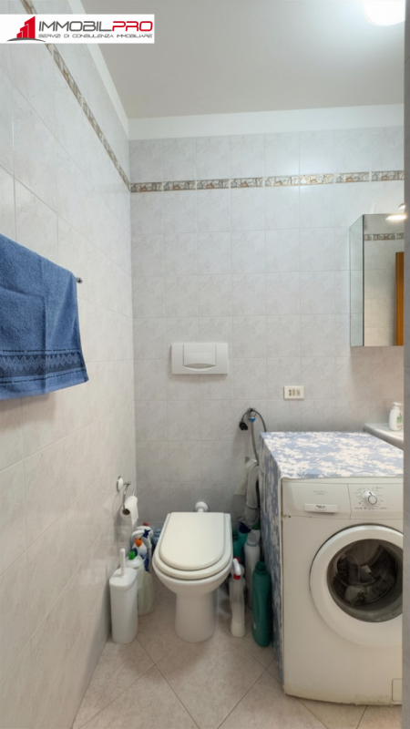 Scopri questo incantevole appartamento trilocale situato nel cuore di Zanè, una delle località pi...
