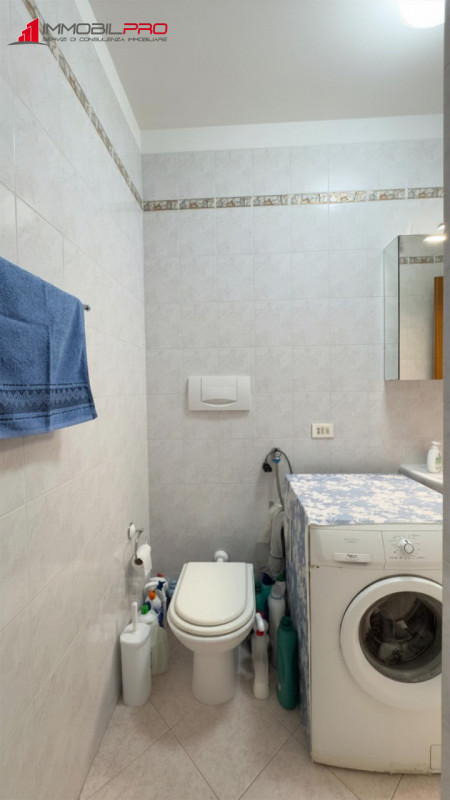 Scopri questo incantevole appartamento trilocale situato nel cuore di Zanè, una delle località pi...