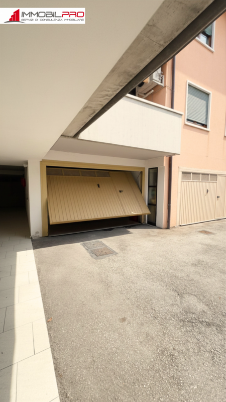 Scopri questo incantevole appartamento trilocale situato nel cuore di Zanè, una delle località pi...
