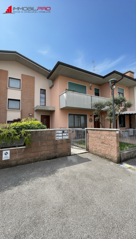 Scopri questo incantevole appartamento trilocale situato nel cuore di Zanè, una delle località pi...