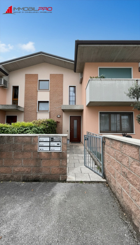 Scopri questo incantevole appartamento trilocale situato nel cuore di Zanè, una delle località pi...