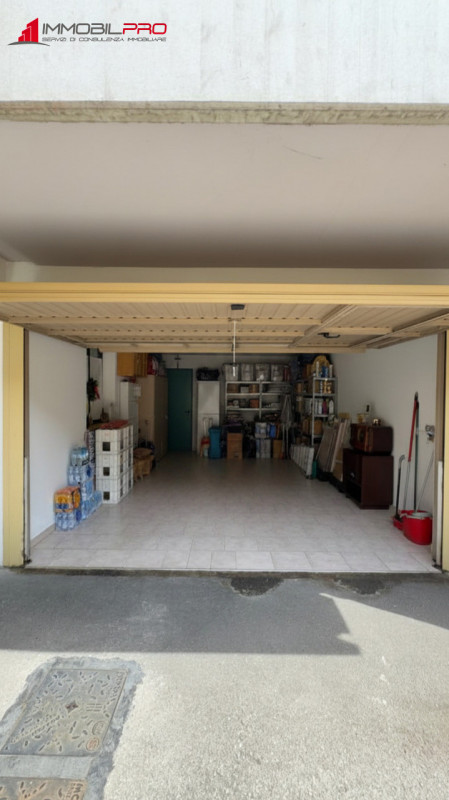 Scopri questo incantevole appartamento trilocale situato nel cuore di Zanè, una delle località pi...