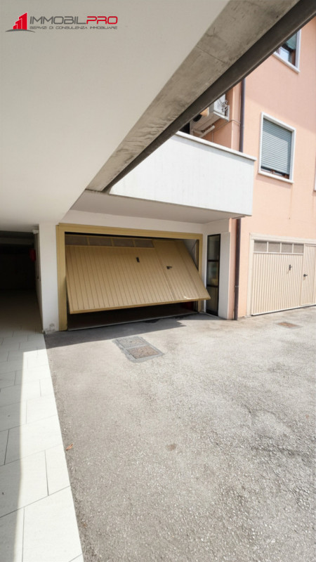 Scopri questo incantevole appartamento trilocale situato nel cuore di Zanè, una delle località pi...
