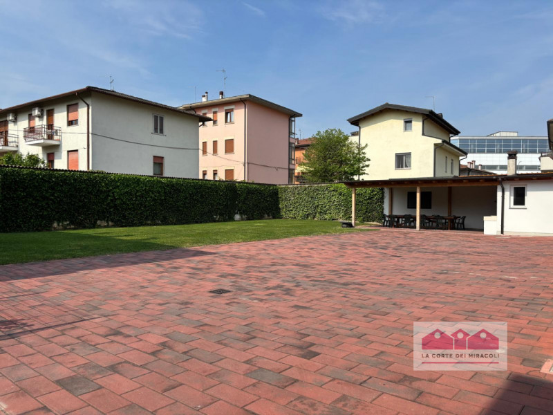 SANT'AGOSTINO: CASA INDIPENDENTE CON DUE APPARTAMENTI RISTRUTTURATI E AMPI SPAZI ARTIGIANALI, IL ...