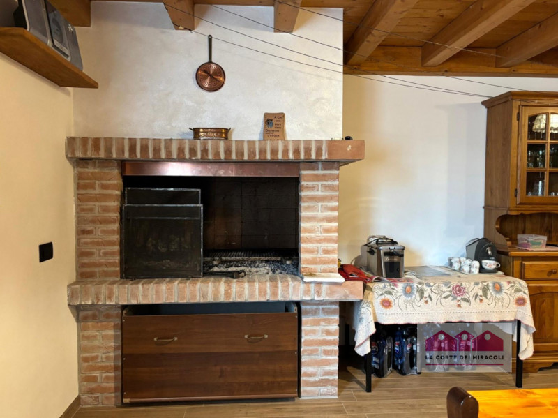 SANT'AGOSTINO: CASA INDIPENDENTE CON DUE APPARTAMENTI RISTRUTTURATI E AMPI SPAZI ARTIGIANALI, IL ...