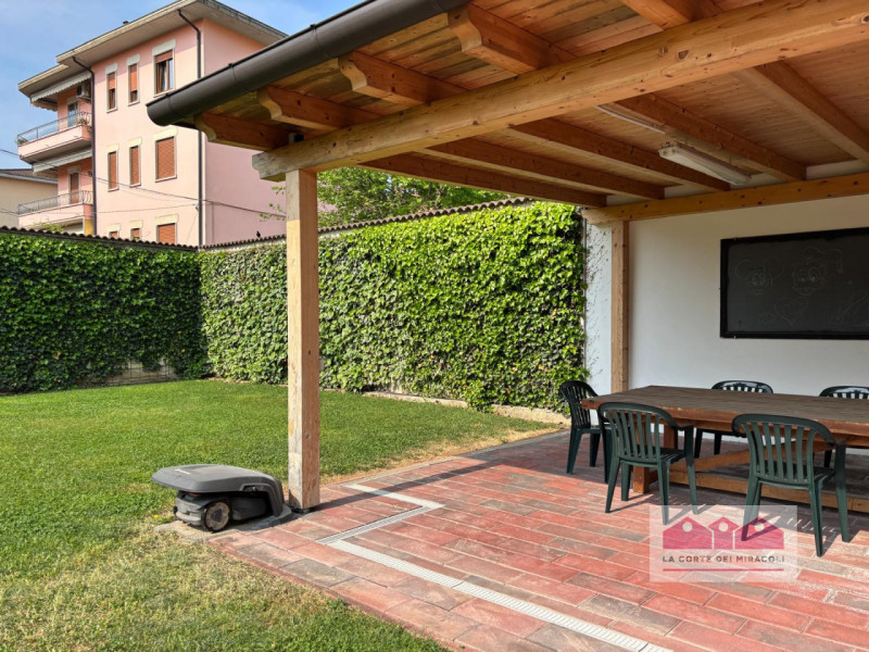 SANT'AGOSTINO: CASA INDIPENDENTE CON DUE APPARTAMENTI RISTRUTTURATI E AMPI SPAZI ARTIGIANALI, IL ...