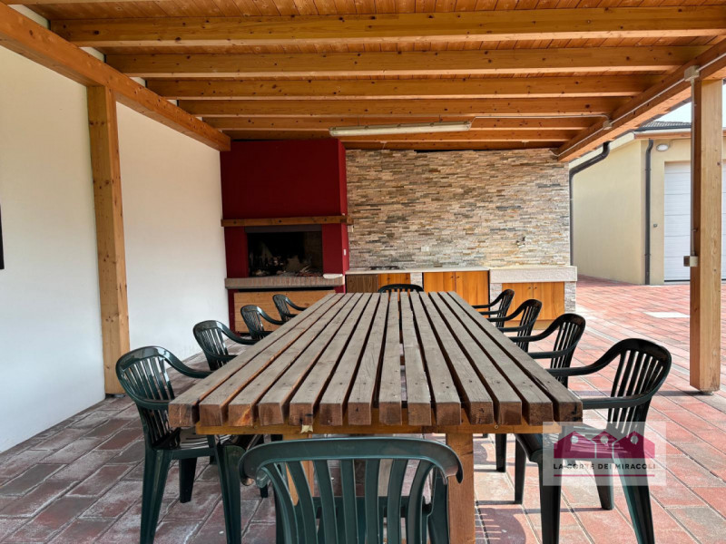 SANT'AGOSTINO: CASA INDIPENDENTE CON DUE APPARTAMENTI RISTRUTTURATI E AMPI SPAZI ARTIGIANALI, IL ...