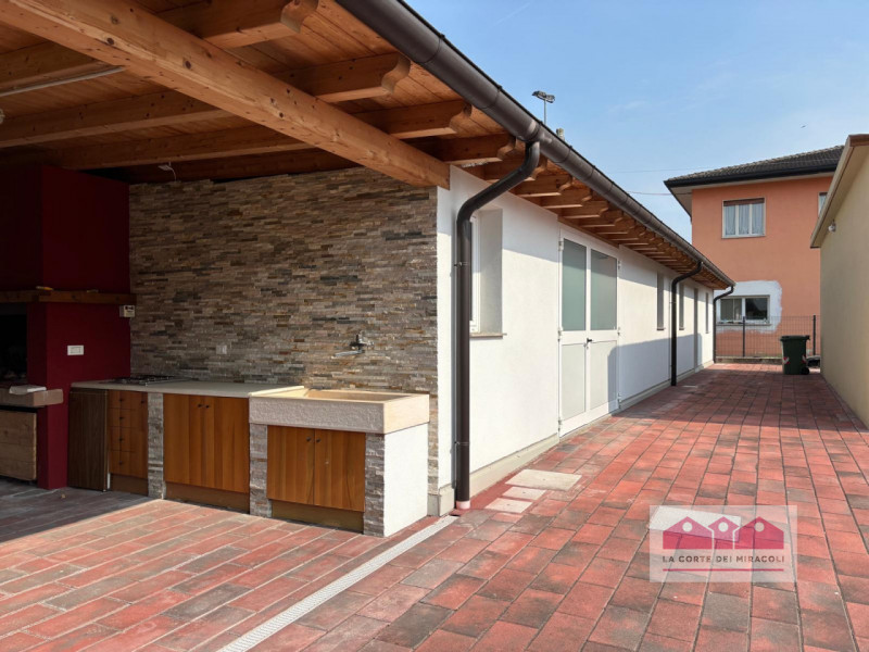 SANT'AGOSTINO: CASA INDIPENDENTE CON DUE APPARTAMENTI RISTRUTTURATI E AMPI SPAZI ARTIGIANALI, IL ...