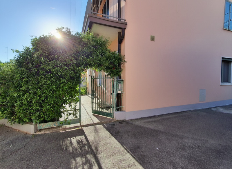 In una delle zone più comode e richieste di Chiesanuova, perfettamente collegata al centro di Pad...