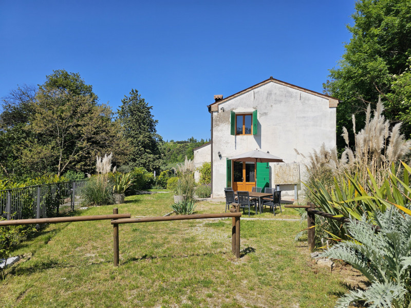 Proponiamo in vendita un'imperdibile rustico semindipendente situato a Cinto Euganeo, in una spet...