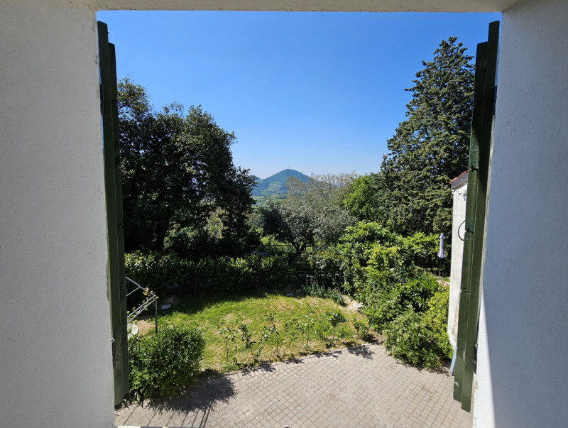 Proponiamo in vendita un'imperdibile rustico semindipendente situato a Cinto Euganeo, in una spet...